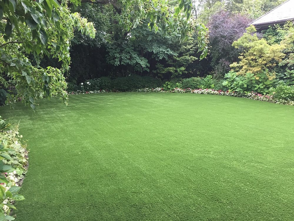 artificial-gras-large-yard-with-gardens