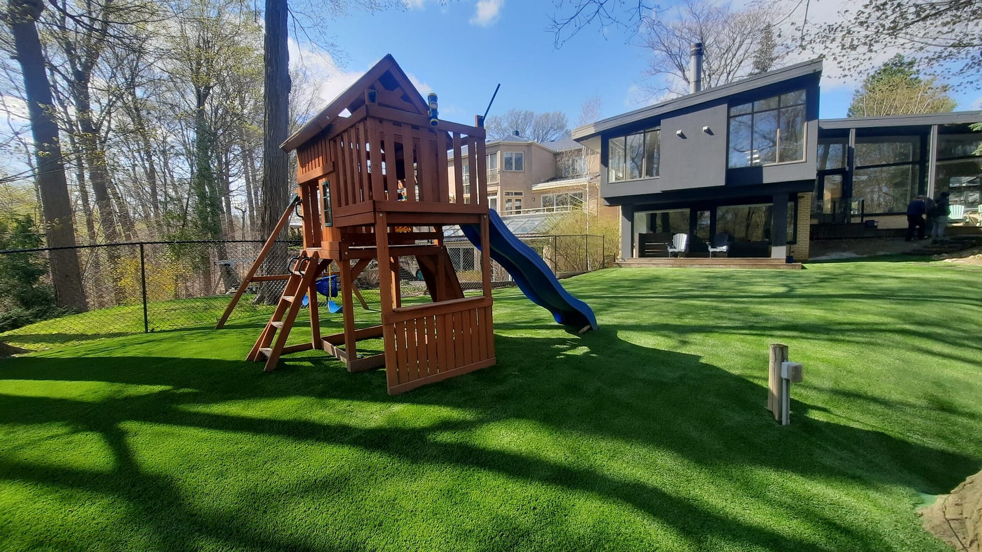 toxic-free and allergy-free synthetic turf play area for children with hay fever