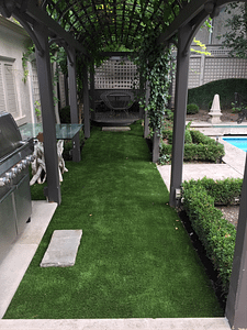 Beautiful pergola shades the artificial grass for total comfort 
